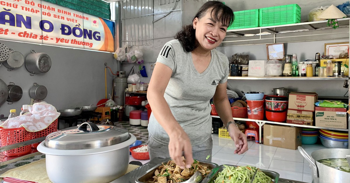 Chỗ ăn trưa miễn phí cho người khó khăn, dân cùng góp gạo ở TP.HCM