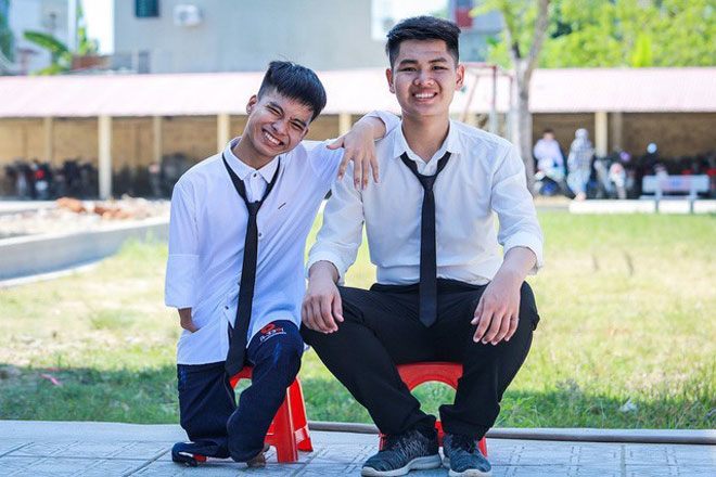 Nam sinh 10 năm cõng bạn đến trường, từng trượt ĐH Y Hà Nội giờ ra sao?