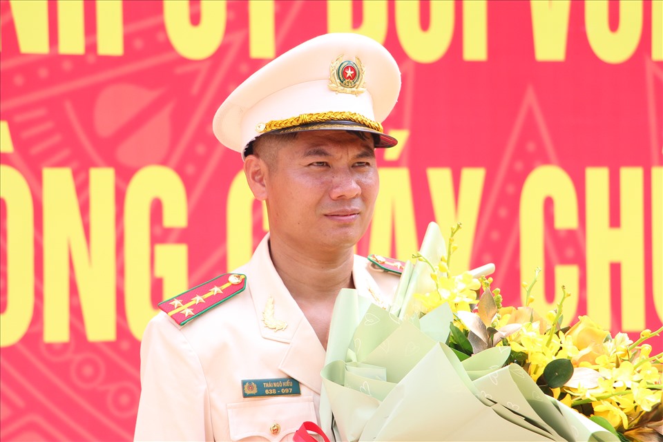Trao quyết định thăng cấp cho trung uý cảnh sát cứu người bị đuối nước