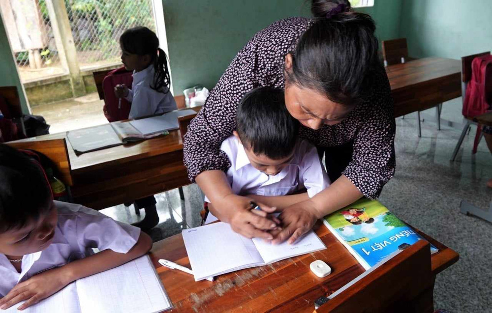 Cô giáo xung phong cắm bản, mang con chữ đến với học trò vùng cao |  Vietnam+ (VietnamPlus)