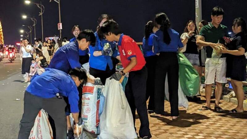 Thanh niên Đà Nẵng nhặt rác trên cầu Rồng sau lễ hội pháo hoa