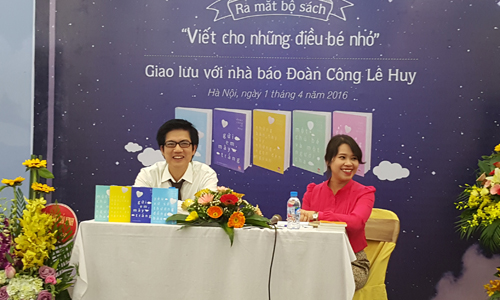 Độc giả xúc động khi gặp mặt 'anh Chánh Văn' ngoài đời - Báo VnExpress Giải  trí