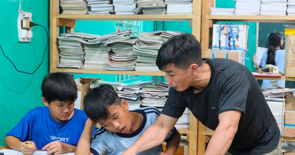Hành trình gieo chữ của thầy giáo “bảo vệ”