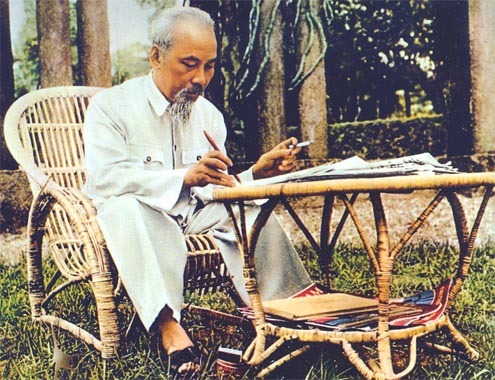 Đọc bài thơ “ Sáu mươi tuổi ” của Hồ Chí Minh rồi trả lời các ...